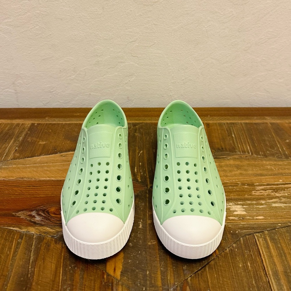 Brand NEW Native shoes in pastel mint color 🌱 Unisex Size 13